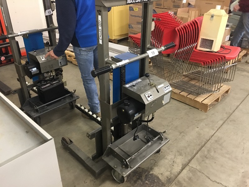 lot 13 image: Electric pallet mover