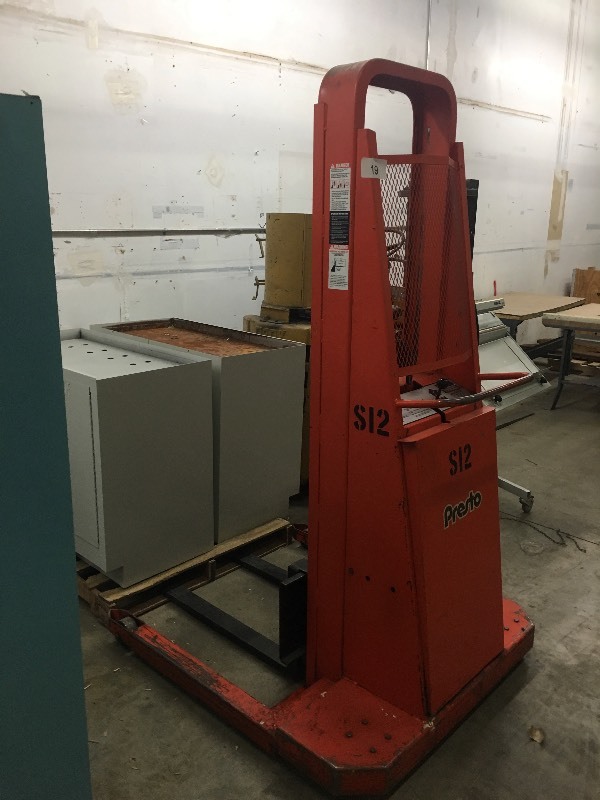 lot 19 image: Lee pallet mover