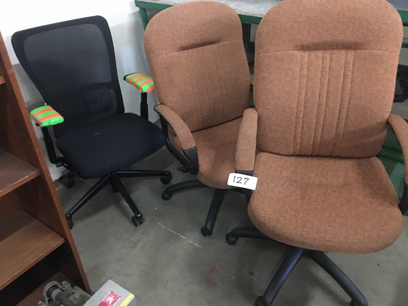 lot 127 image: Lot of 3 office chairs