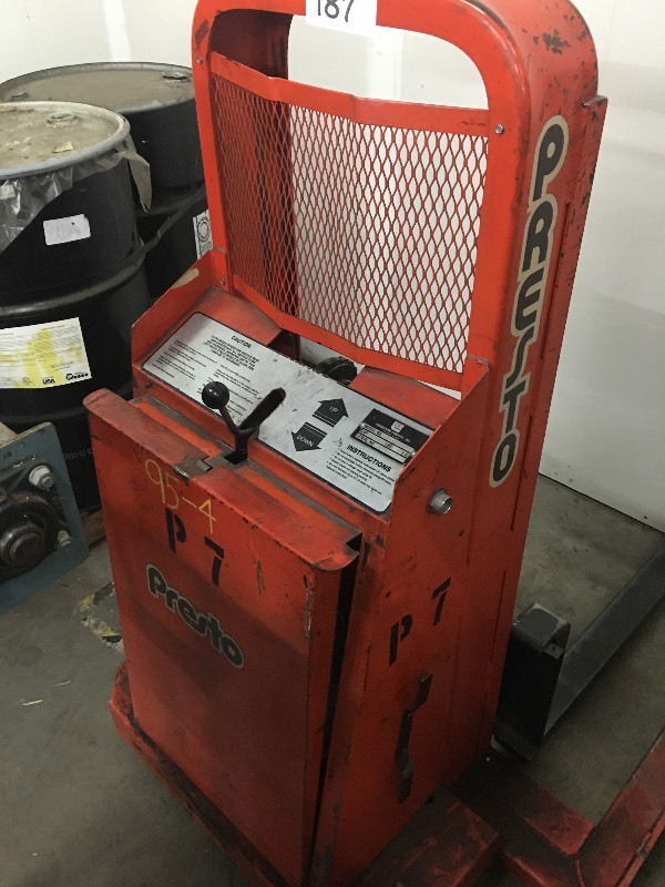 lot 187 image: Lee pallet lifter