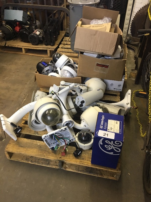 lot 21 image: Pallet lot of cameras