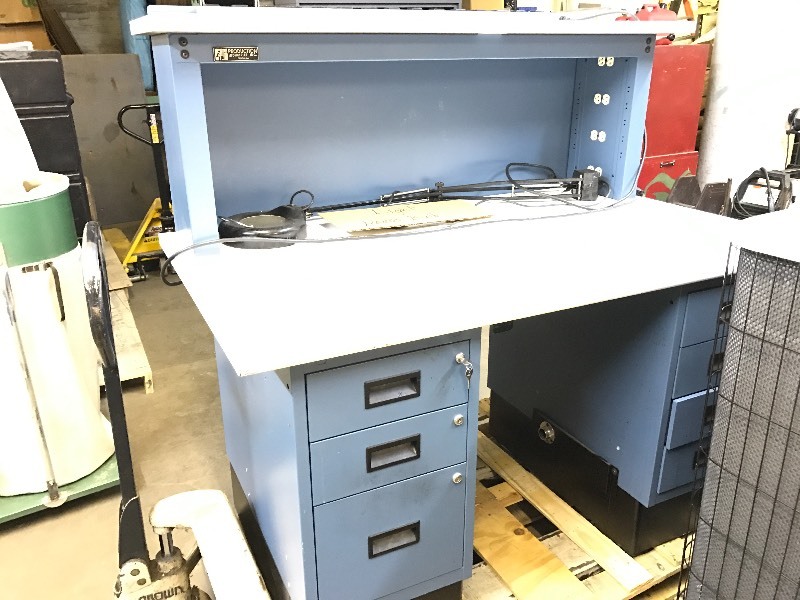 lot 30 image: Work  shop bench