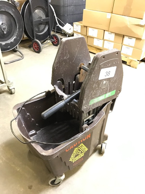 lot 38 image: Mop bucket and wringer
