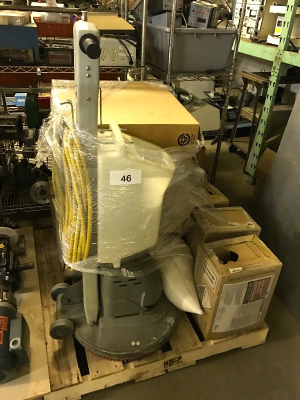 lot 46 image: Pallet lot of floor cleaning stuff