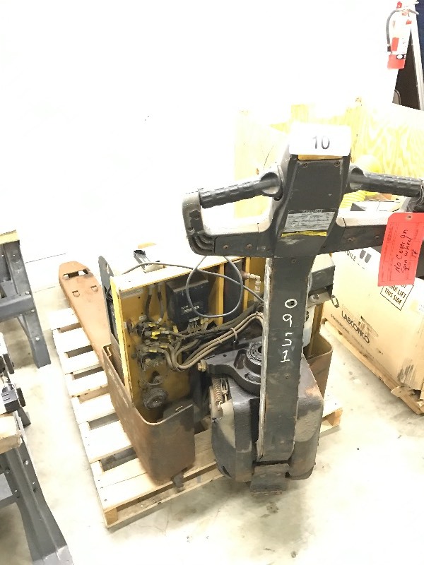 lot 10 image: Caterpillar electric pallet jack