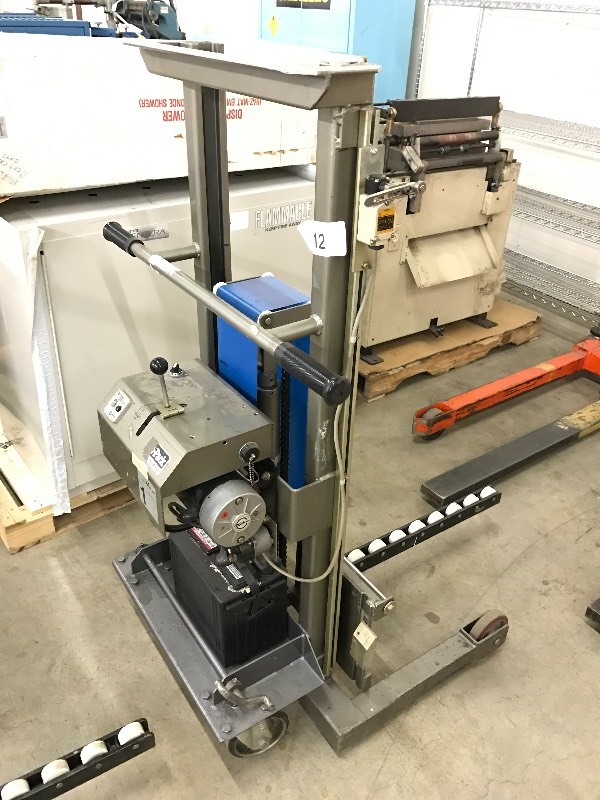 lot 12 image: Electric pallet mover