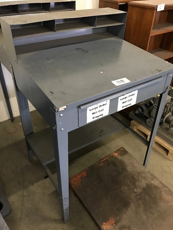 lot 118 image: Metal work station