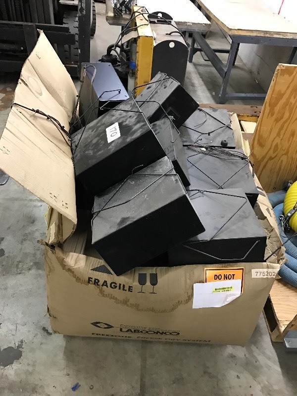 lot 170 image: Large box of speakers