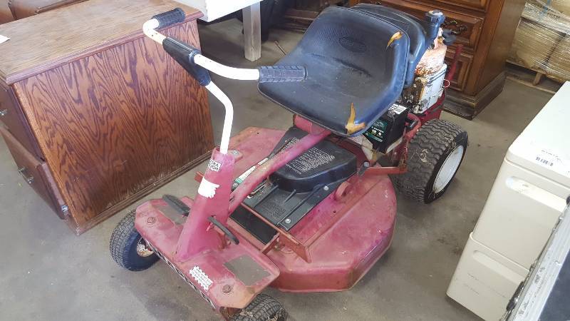 lot 20 image: Snapper Riding Lawn Mower