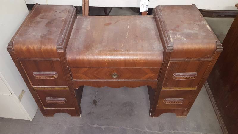 lot 102 image: Antique makeup vanity