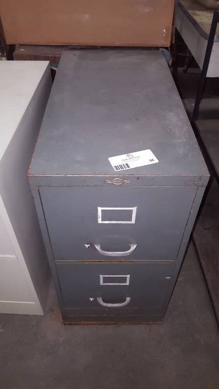 lot 98 image: 2 Drawer File Cabinet
