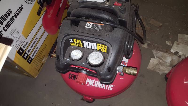 lot 44 image: 3 Gallon Pancake Air Compressor