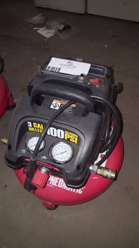 lot 42 image: 3 Gallon Pancake Air Compressor