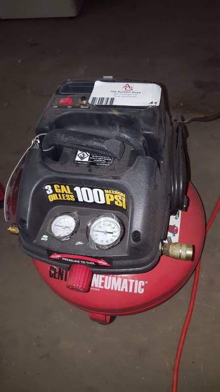 lot 41 image: 3 Gallon Pancake Air Compressor