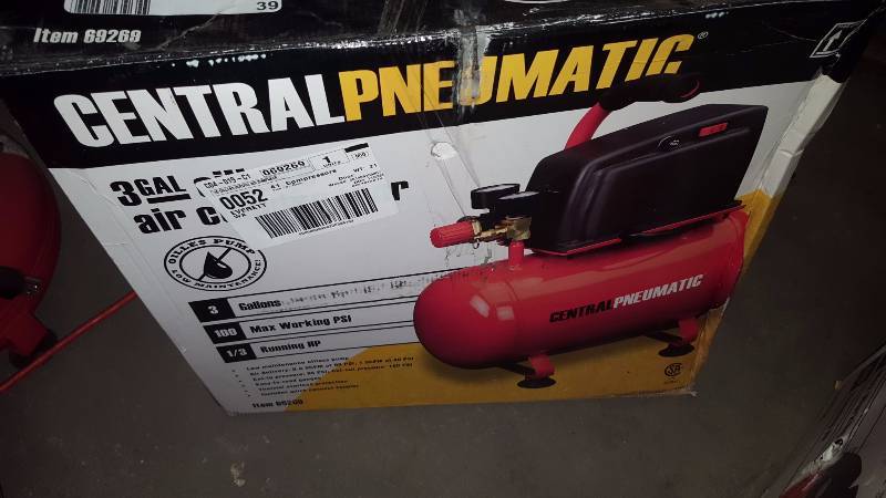 lot 39 image: 3 Gallon Air Compressor