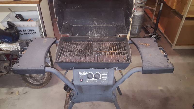 lot 95 image: Charbroil Gas Grill