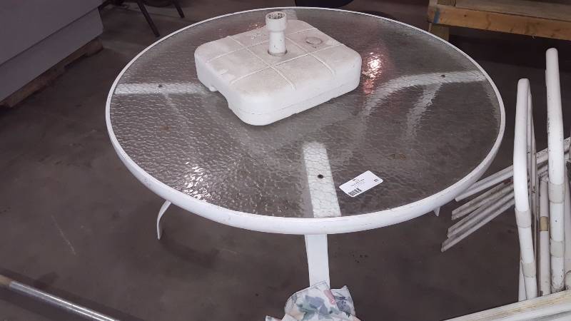 lot 90 image: Outdoor Table