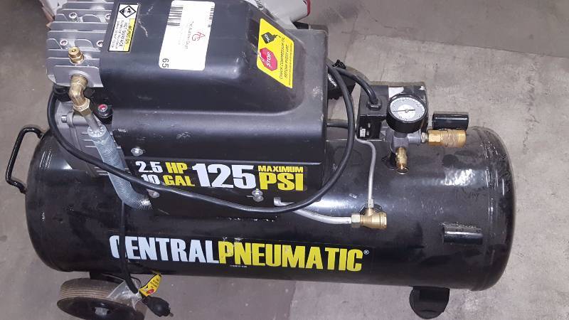 lot 65 image: 10 Gallon Air Compressor