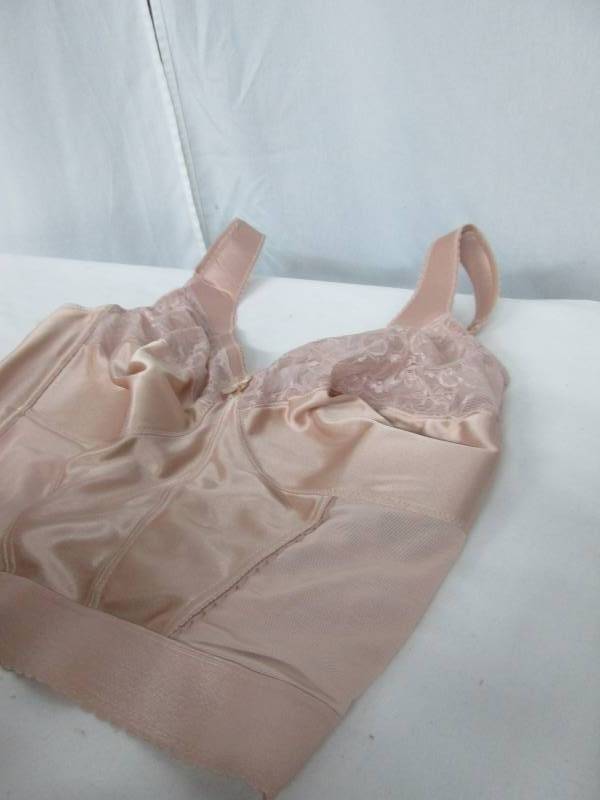 lot 99 image: Glamorise Magic Lift Long Line Bra