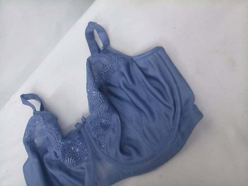 lot 80 image: Glamorise Satin and Lace Wonderwire Bra 9840