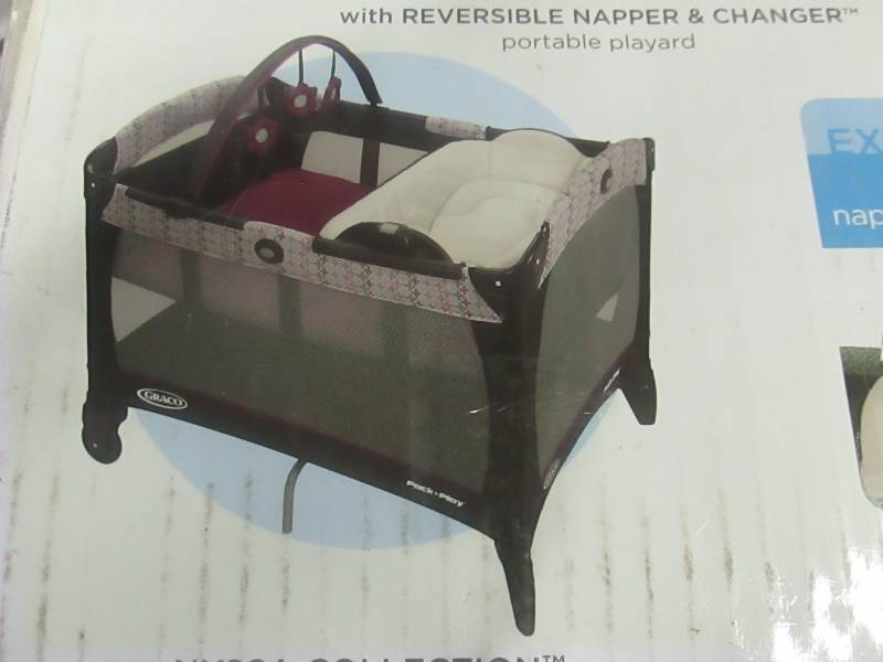 lot 19 image: Graco Pack n Play with Bassinet and Changer