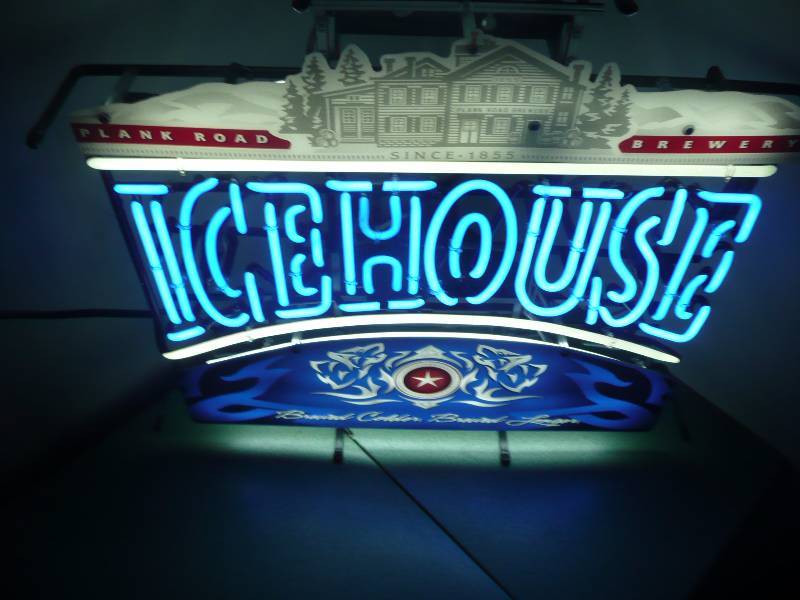 ICE HOUSE NEON 22 BY 24 IN EXCELLENT WORKING CONDITION