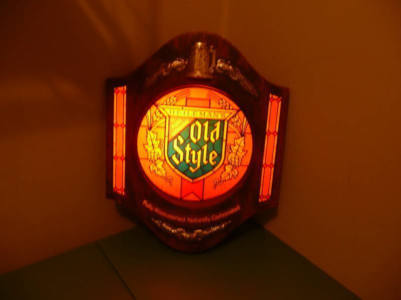 OLD STYLE LIGHTED BEER SIGN 15 12 BY 18 12 WORKS GREAT GREAT CONDITION
