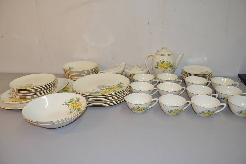 lot 158 image: Dishes Set