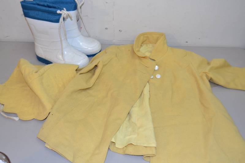 lot 162 image: Vintage children coat Boots