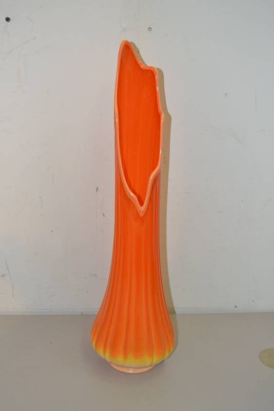 lot 171 image: Vintage Slag Vase