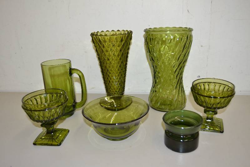 lot 196 image: Vintage Glassware
