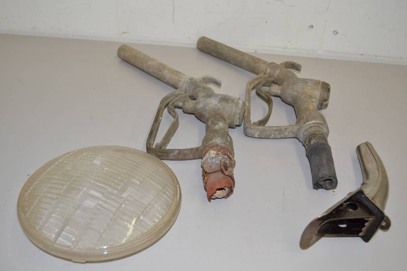 lot 197 image: Vintage vehicle items