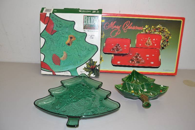 lot 208 image: Christmas Trays