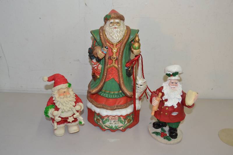 lot 215 image: Christmas Decorations