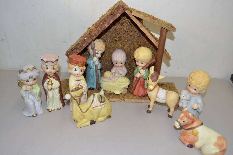 lot 220 image: Nativity Set