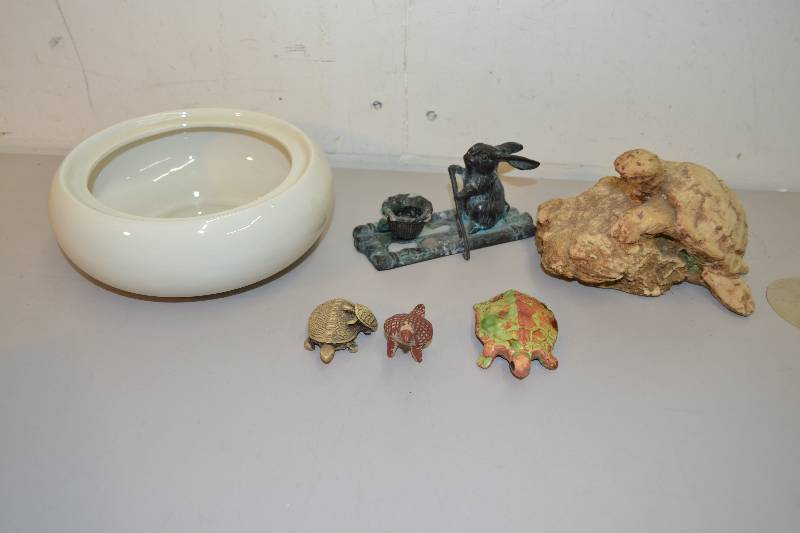 lot 240 image: Figurines bowl