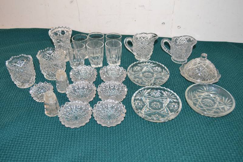 lot 243 image: Childrens Glass dish set