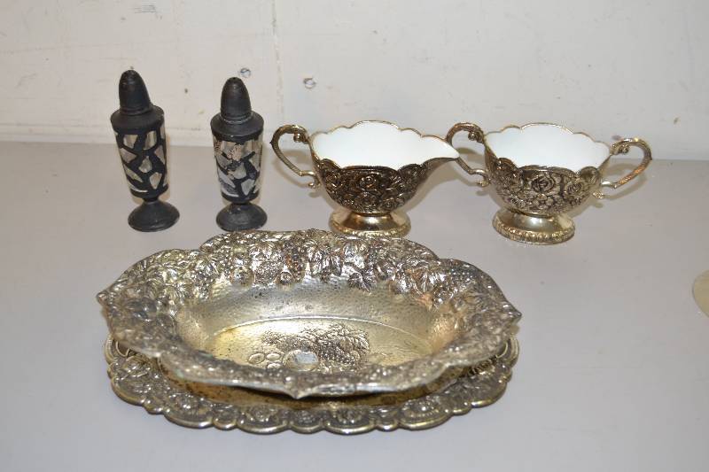 lot 5 image: Vintage dishes
