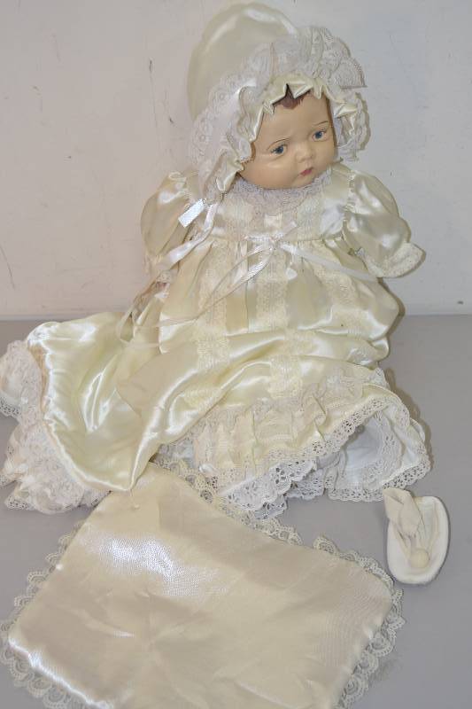 lot 14 image: Vintage Doll