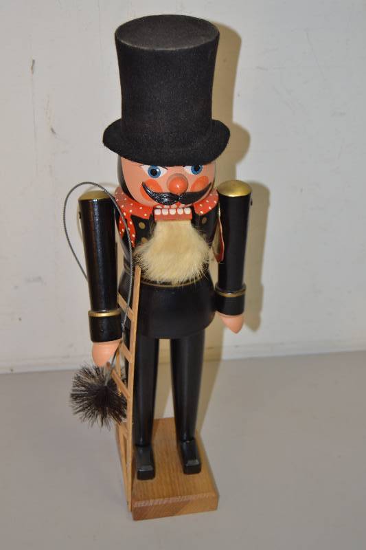 lot 21 image: Nutcracker