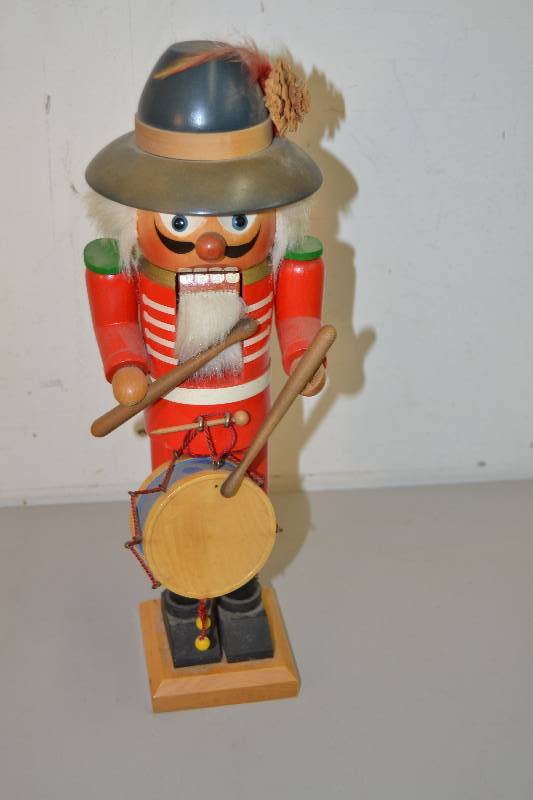 lot 22 image: Nutcracker