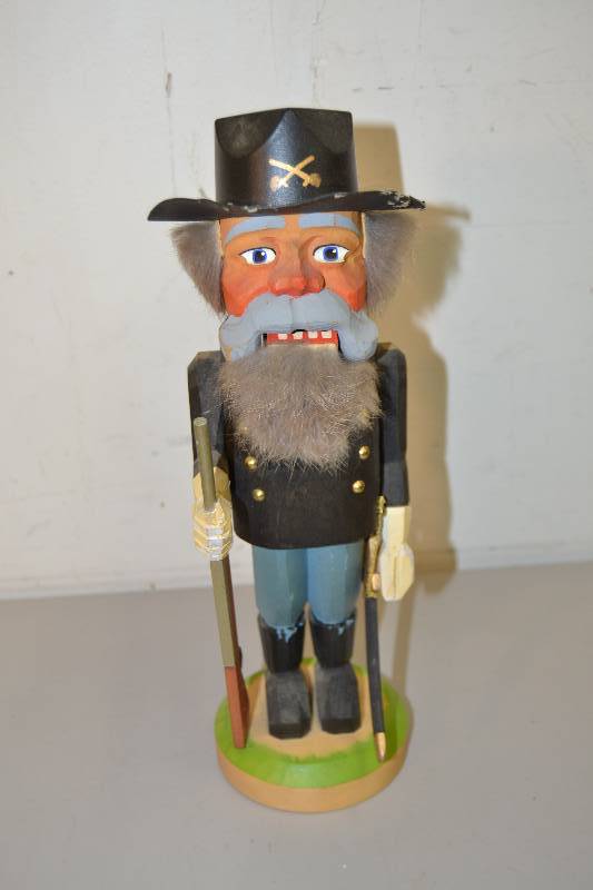 lot 23 image: Nutcracker