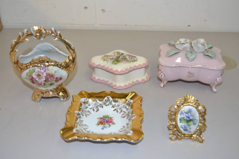 lot 32 image: Vintage Items
