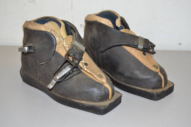 lot 37 image: Vintage Childrens Ski Boots