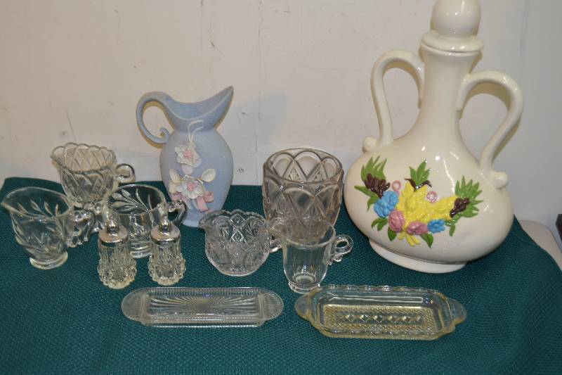 lot 49 image: Vintage Glassware