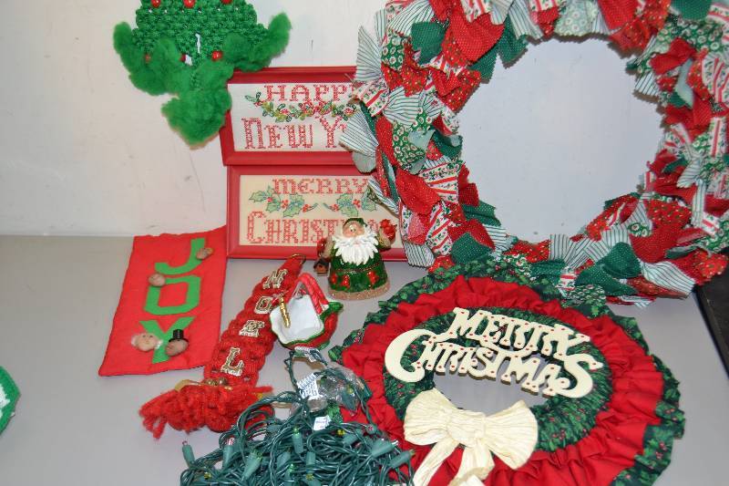 lot 61 image: Christmas items