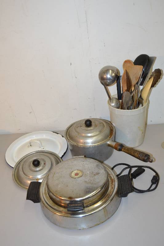 lot 88 image: Kitchen items