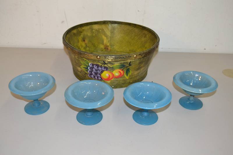 lot 90 image: Sherbert Dishes and basket