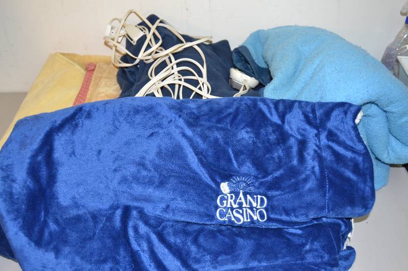 lot 94 image: Electric blanket and blankets