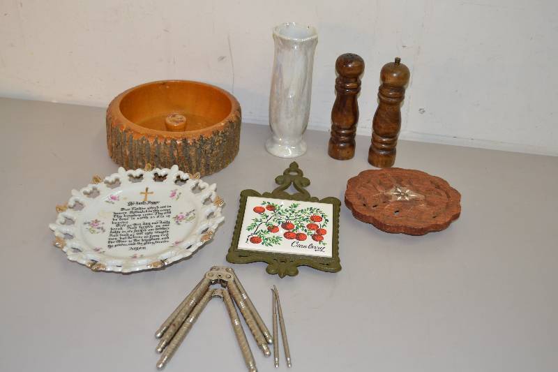 lot 112 image: Kitchen items